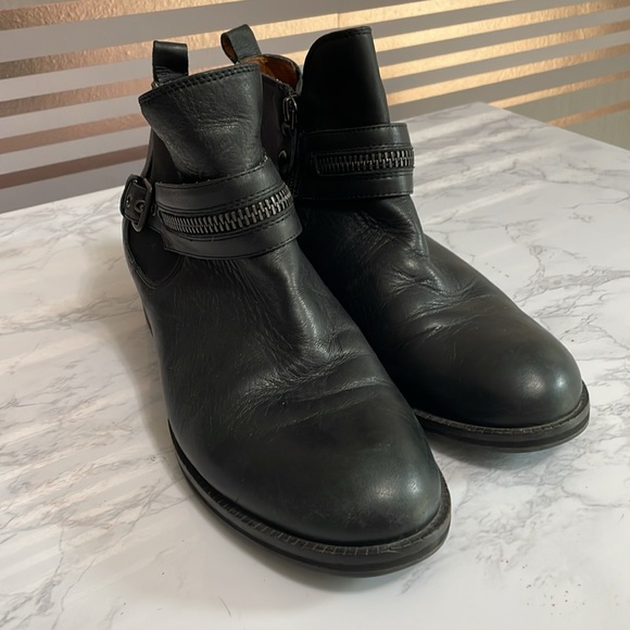 Women’s size 9 Gentle Souls by Kenneth Cole Soft Black Leather boots w zippers - Picture 3 of 10